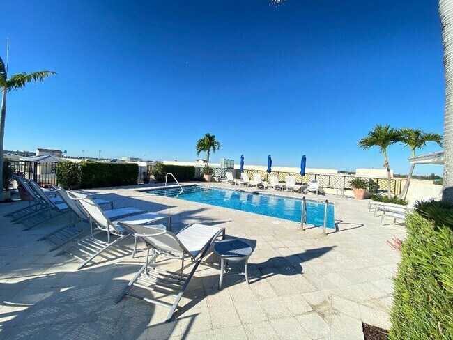 Building Photo - 225 NE 1st St