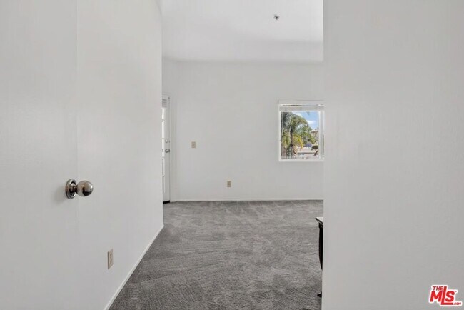 Building Photo - 3561 Clarington Ave