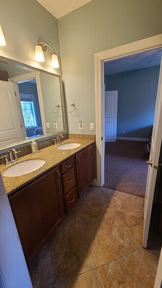 Building Photo - 2116 Peaceful Valley Pky