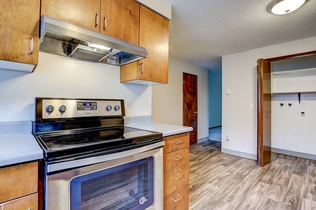 Building Photo - 2bed/1.5bath Town-home Available Soon! Cal...
