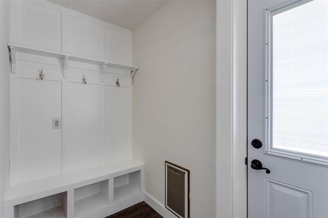 Building Photo - 5922 Royalcrest Dr