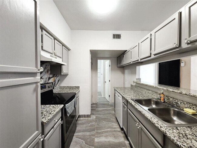 Building Photo - 14550 Fonmeadow Dr