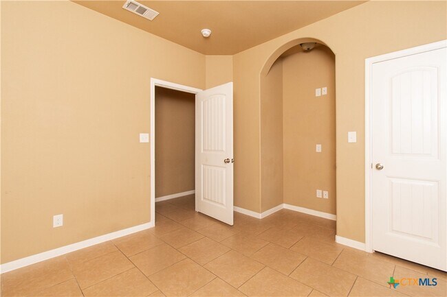 Building Photo - 4602 Cambridge Dr