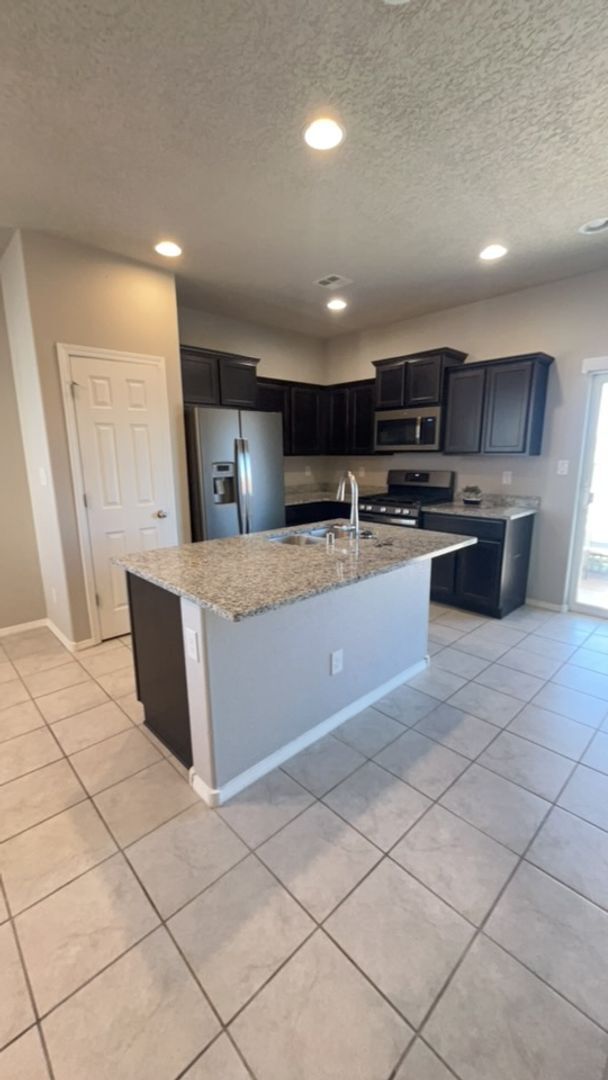 Building Photo - Beautiful UPGRADED 3bedroom 2.5bathroom To...