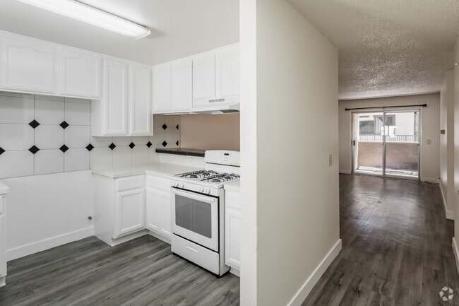 2BR, 2BA - 900SF - Kitchen - 744 Rose Ave.