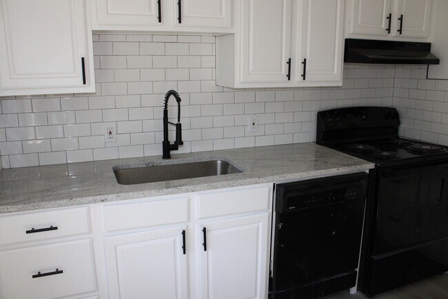 Building Photo - 4bed 2 full bath in Independence off Truma...