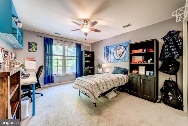 Building Photo - 13930 S Springs Dr