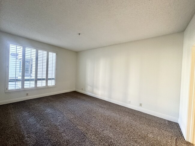 Building Photo - 5865 Friars Rd
