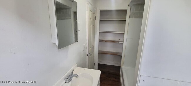 Building Photo - 807 Monroe Ave