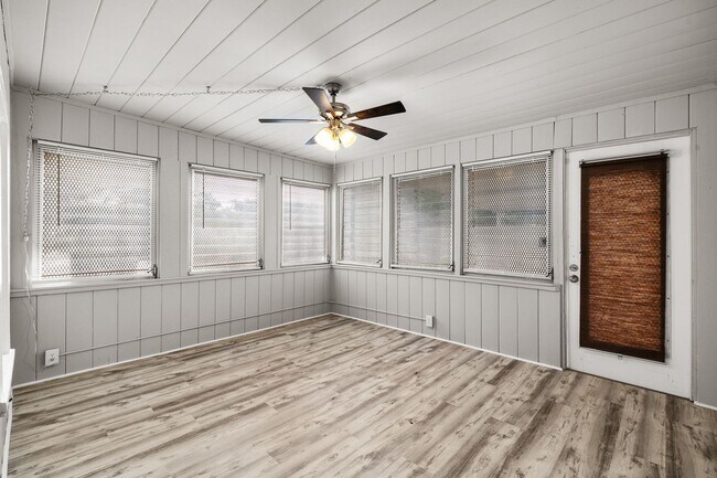 Building Photo - $25 Drive by & Apply for Beds 2 Bath House...