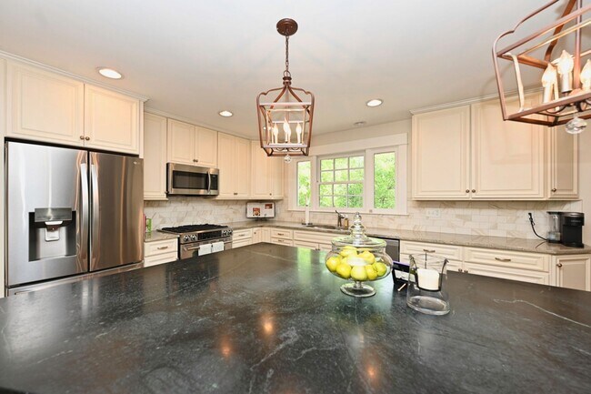 Building Photo - **RARE BRENTWOOD FIND, A MASTERCLASS IN ELEGANT SOUTHERN DESIGN**