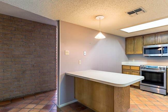 Building Photo - Two-story - 2 bedroom/ 2.5 bath townhome -...