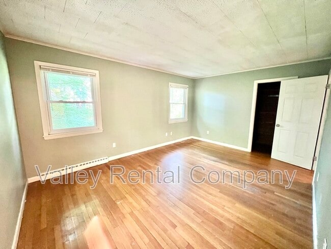 Building Photo - 124 Rocky Hill Rd