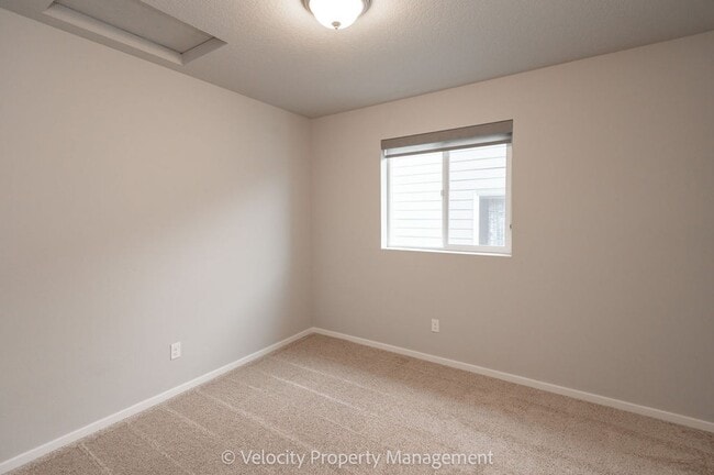 Building Photo - Beautiful 4 Bedroom Home in SE Bend with putting green!