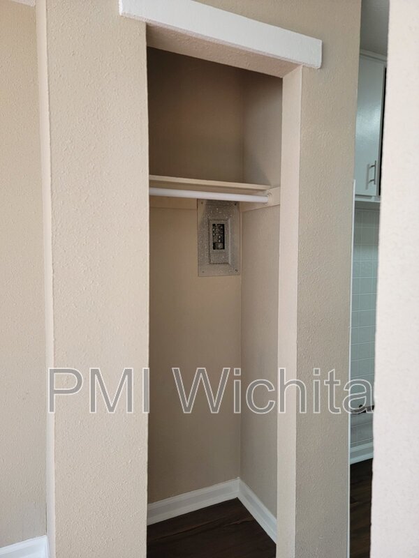 Building Photo - 2557 N Park Pl