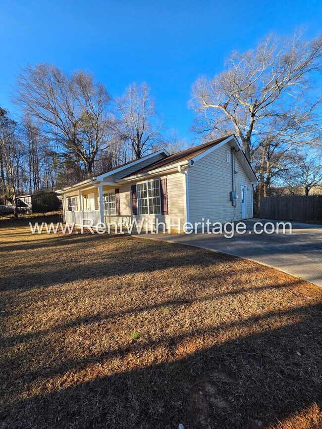 Building Photo - Awesome 3 bd/ 2 bath home / Ranch Home / No Steps / Upgrades Galore / Great Location