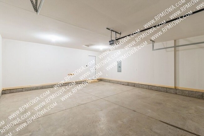 Building Photo - 1129 NE 56th St