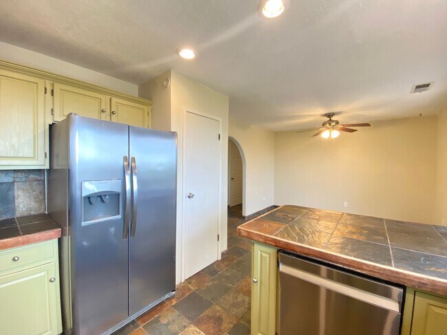 Building Photo - Spacious Home in Vista Primera