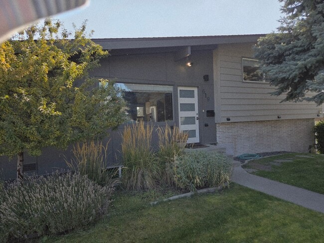 Building Photo - 3Bedroom, 2.5 Bath Mid Century Modern Home...