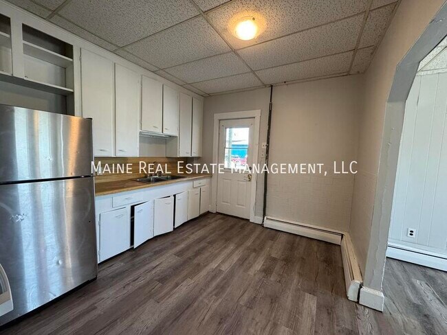 Building Photo - 172 College Ave