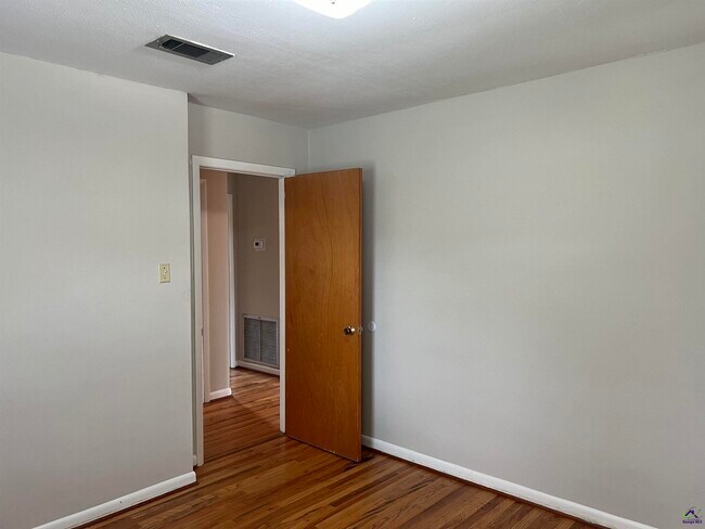 Building Photo - 482 Lake Joy Rd