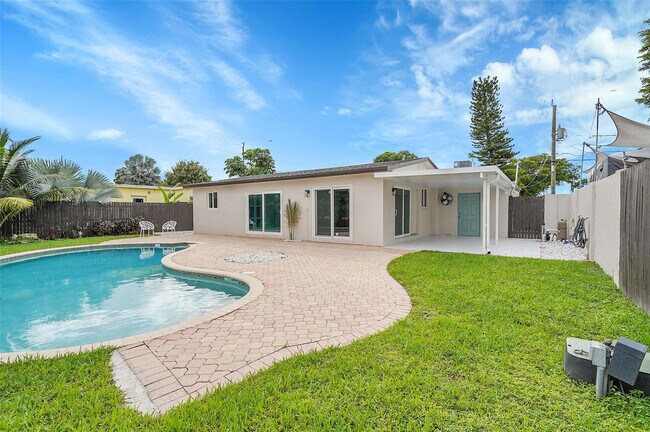 Building Photo - 4710 SW 43rd Ave