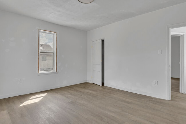 Building Photo - 862 Grove Ave