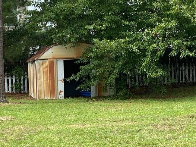 Building Photo - 3 Bedroom/3 Bath Ranch Close to Fort Liberty