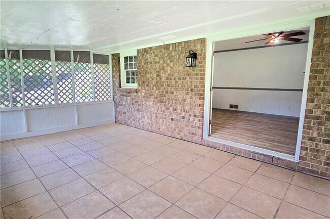 Building Photo - 6684 Londonderry Dr