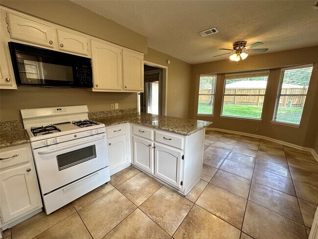 Building Photo - 2111 Rycroft Dr