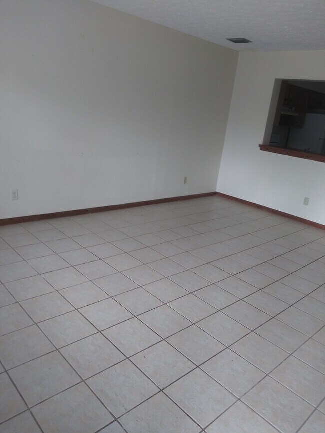 Building Photo - 822 Village Dr