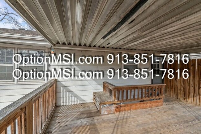 Building Photo - Spacious & Updated Duplex Near Downtown Overland Park!