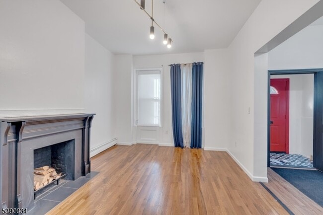 Building Photo - 13 2nd Ave