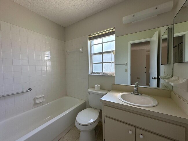 Building Photo - "Charming 2-Bed, 2-Bath Oasis in New Port ...