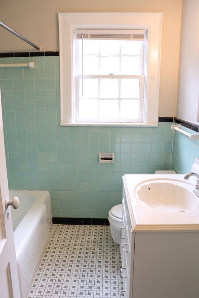 Building Photo - Charming 2-bedroom waiting to be yours !!