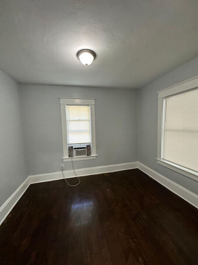 Building Photo - Fully Renovated 2/1 Single Family Ready to Move In!!!