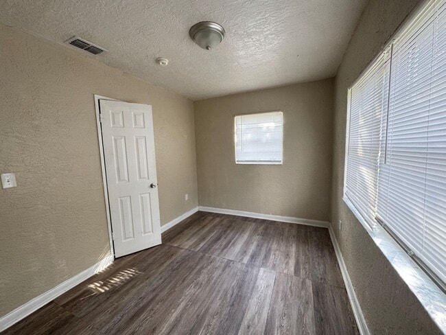 Building Photo - Spacious 4BR Home in Orlando – Move-In Ready with Parking & Great Location!