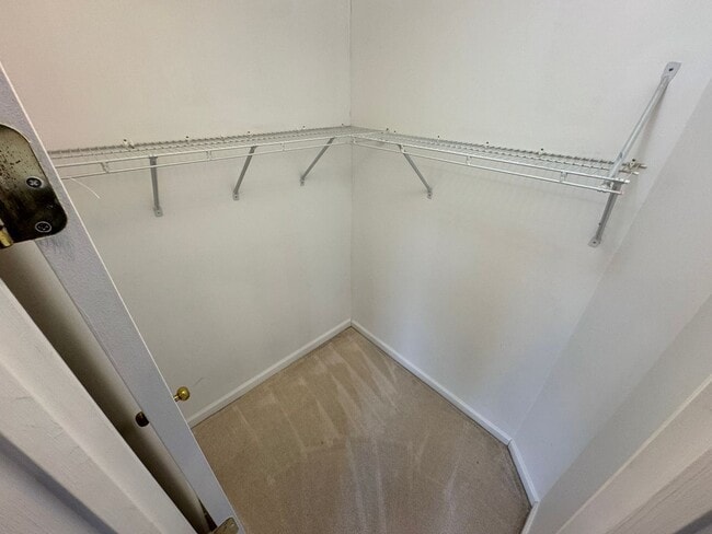 Building Photo - Spacious 2 Primary Beds 1 Den 3.5 Bath Townhome In Vibrant Sycamore Hill