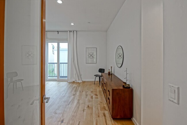 Building Photo - Custom, Modern & Spacious Tri-Level Home w...