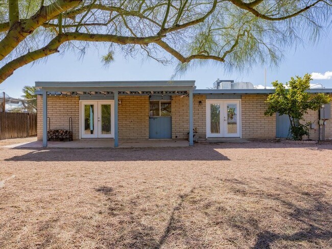 Building Photo - 3 Bedroom 2 Bathroom