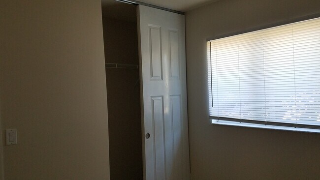 Building Photo - Duplex 3/2 w/ Garage