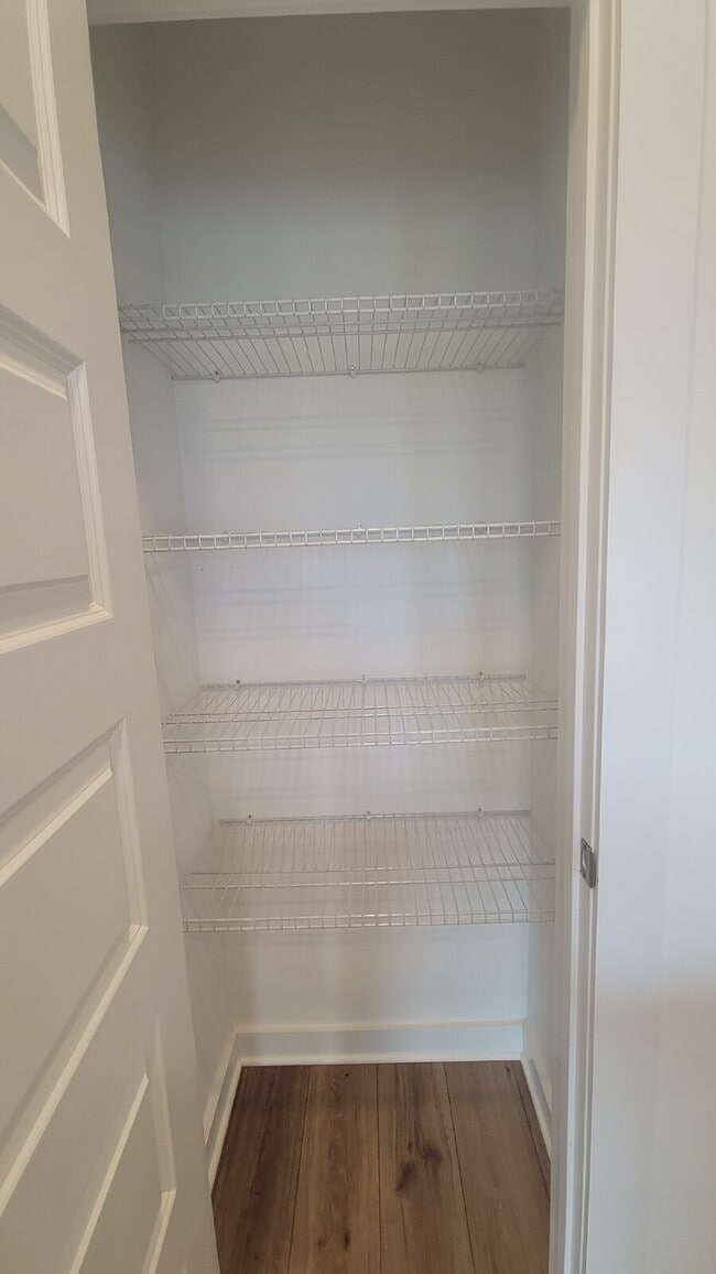 Building Photo - "Charming 3-Bed Oasis with Granite Elegance on Discovery Point Drive!"