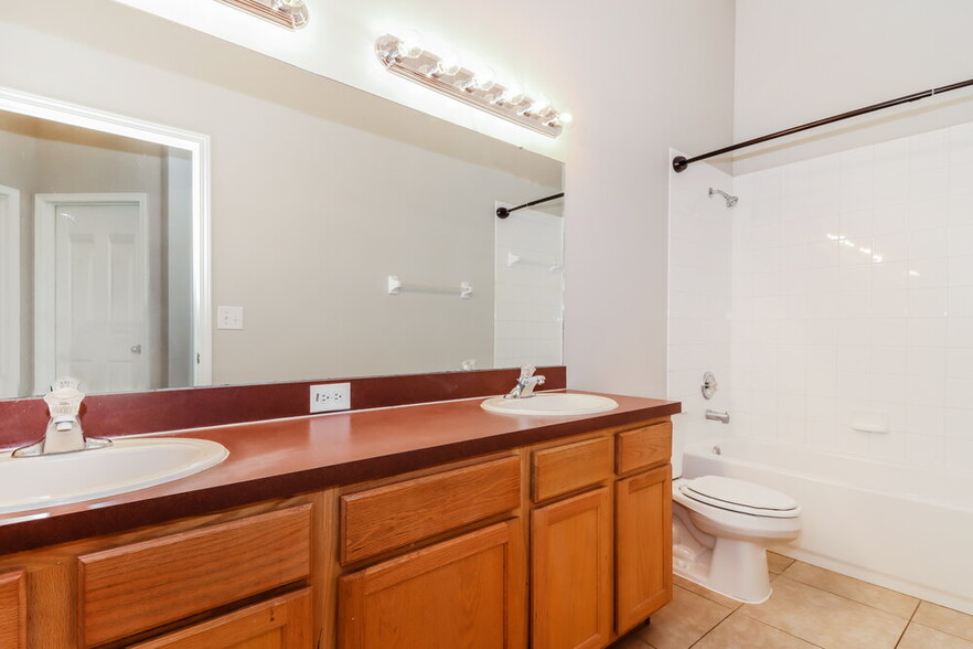 Building Photo - 9912 Riverchase Dr