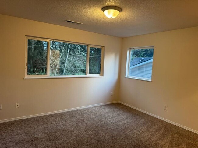 Building Photo - Stunning 2 Bed, 2.5 Bath Townhouse — Fully Renovated!