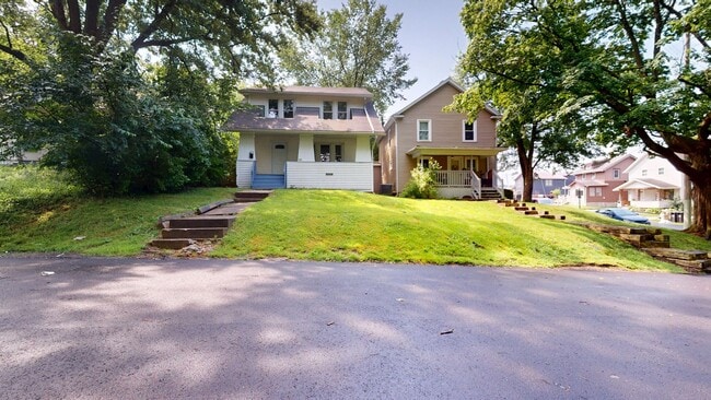 Primary Photo - Large house near the park, close to Ontario