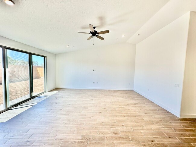 Building Photo - 5-Bedroom Lennar in Riverstone Community