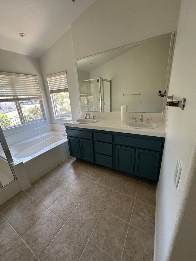 Building Photo - AVAILABLE NOW!!! 3 Bedroom 3 bath Private OASIS backyard in Vista, CA.