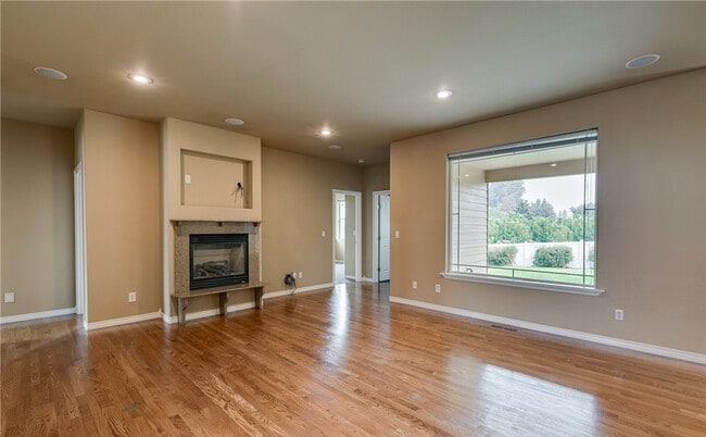 Building Photo - Gorgeous 4 bed, 3 full baths Craftsman Sty...
