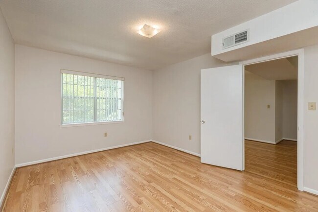 Building Photo - 104 Country Club Dr