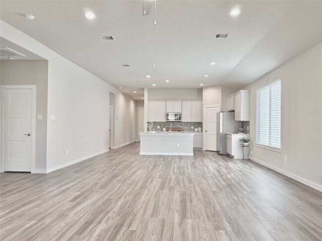 Building Photo - 14273 Lake Lodge Dr